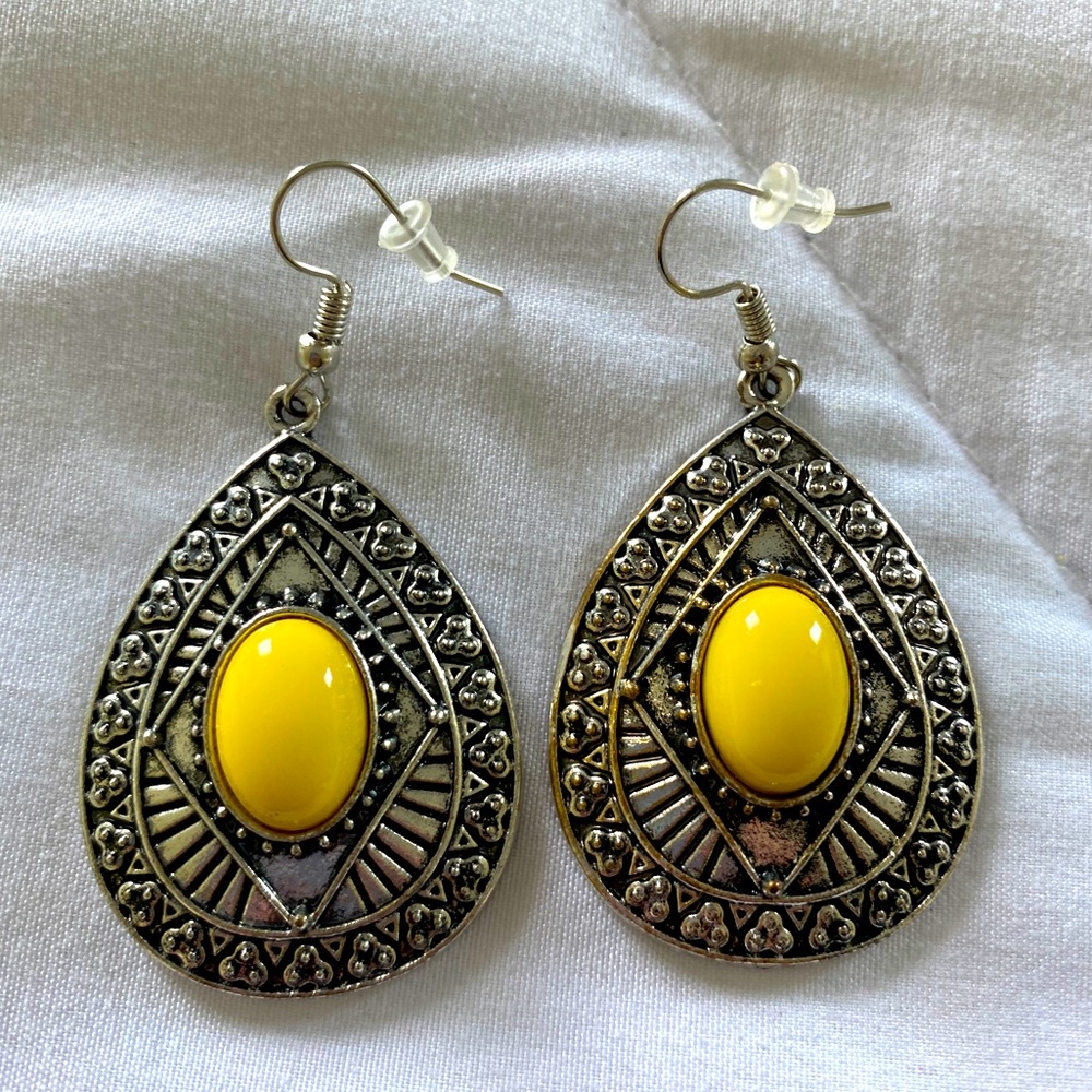 PAPARAZZI Silver/Yellow Earrings